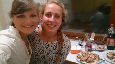 Rianne und ich bei der Preparty mit Quarkkeulchen und Kuchen